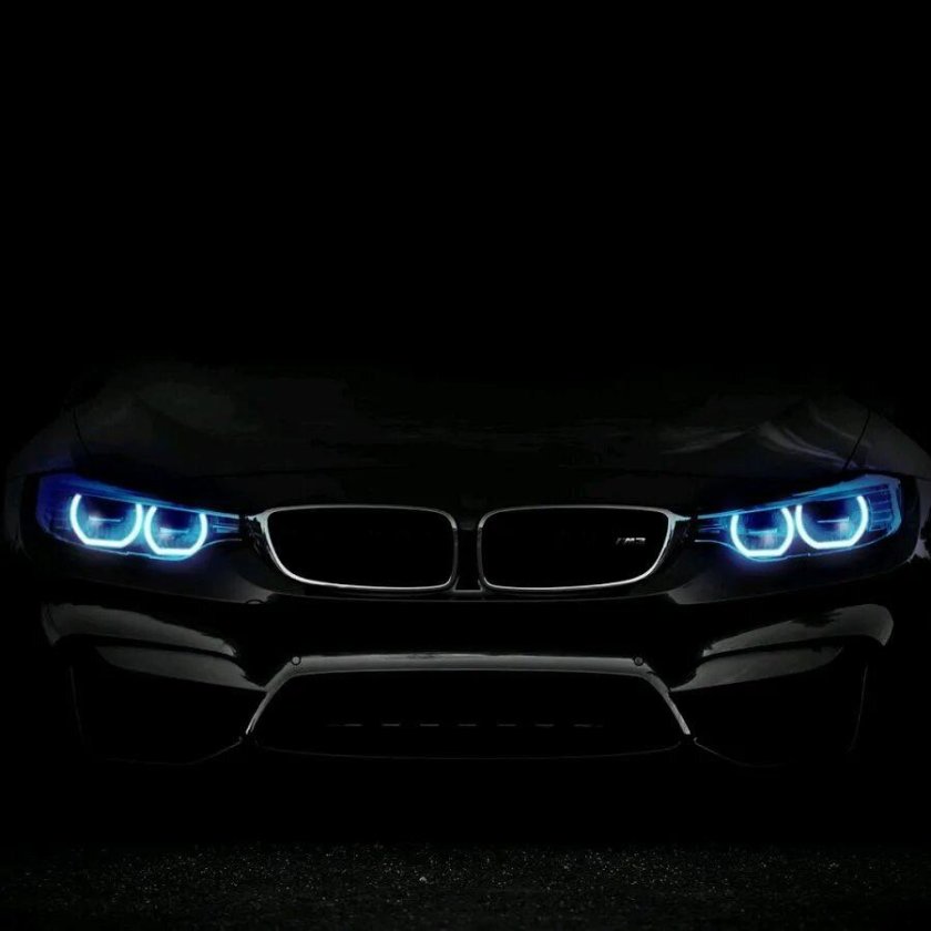 БМВ на черном фоне