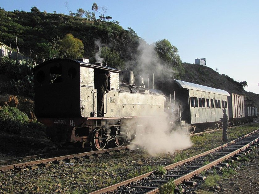 Тепловоз на станции