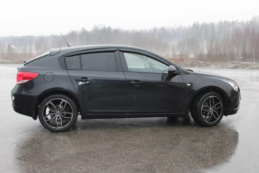 Шевроле Круз хэтчбек 2012 черный