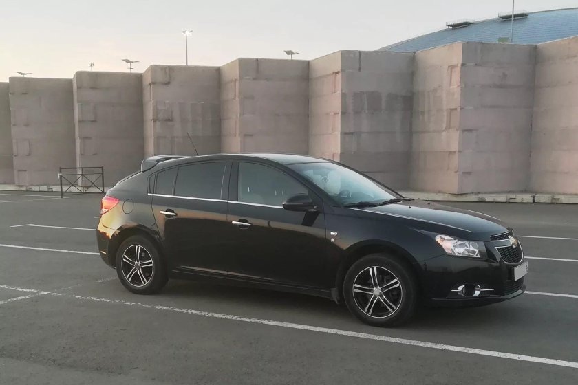 Шевроле Круз хэтчбек черный