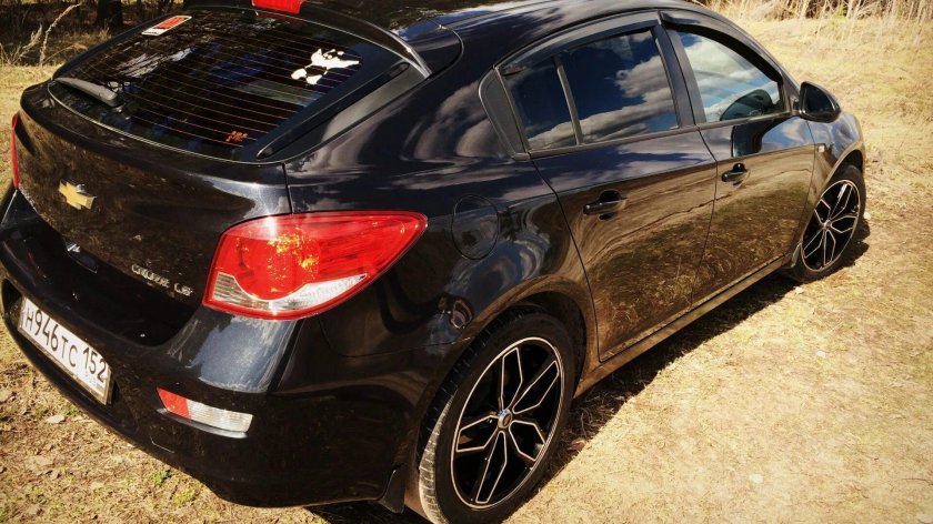 Шевроле Круз хэтчбек 2012 черный