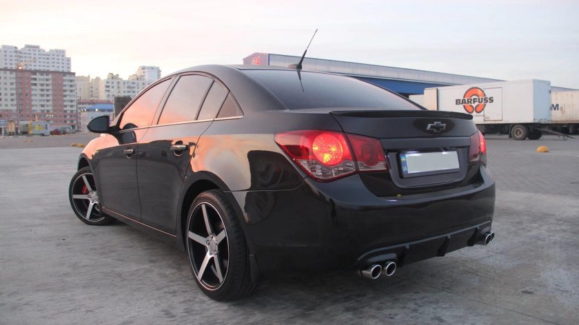 Шевроле Круз в обвесе черный