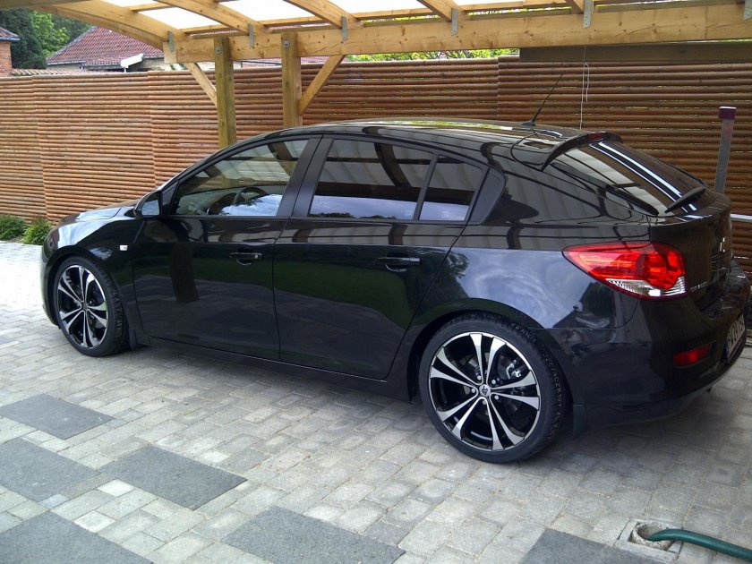 Черный Шевроле Круз хэтчбек на дисках