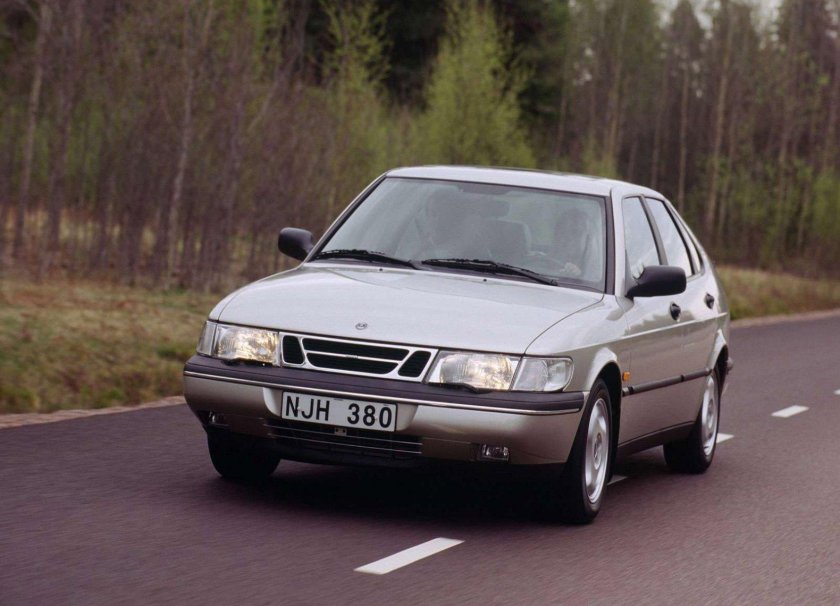 Машина Сааб 900