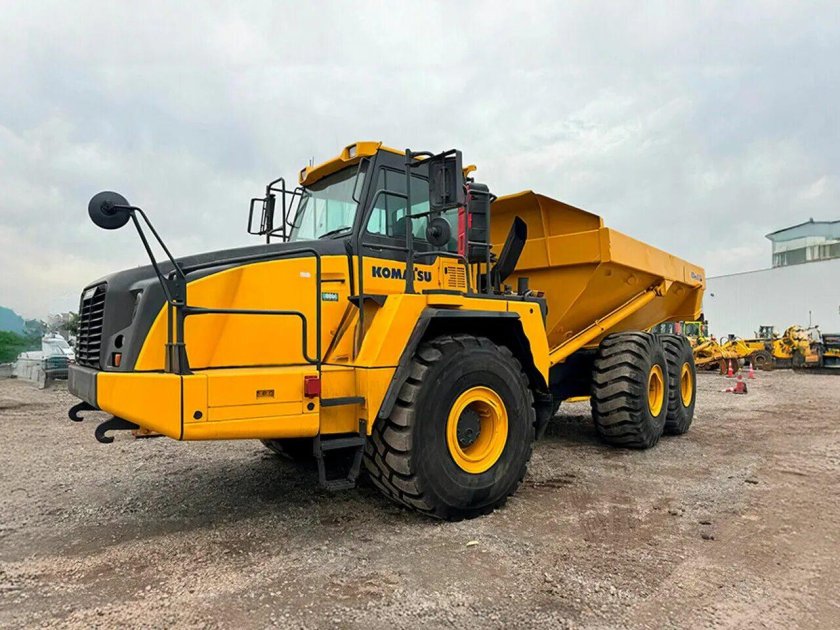 Шарнирно-сочлененный самосвал komatsu hm400