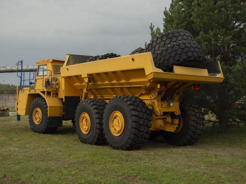 Белаз сочлененный самосвал 7528