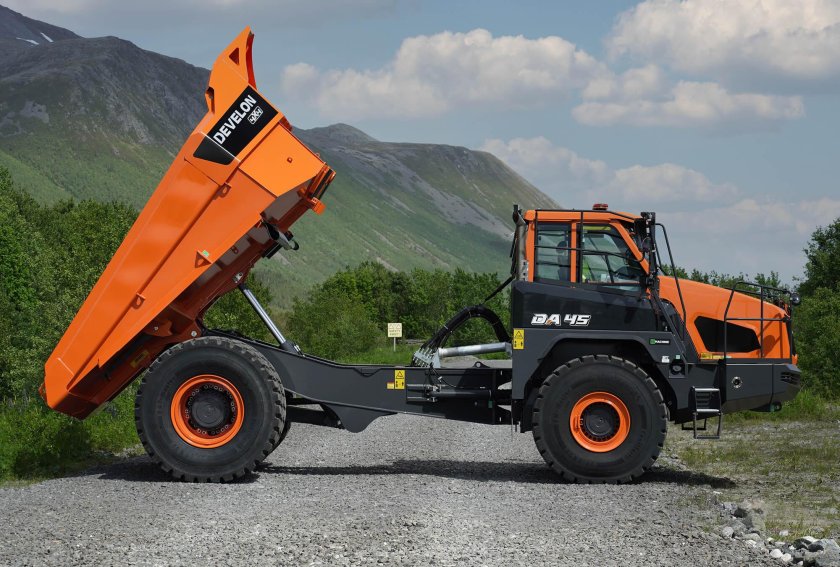 Работа на шарнирно-сочлененном самосвале в России