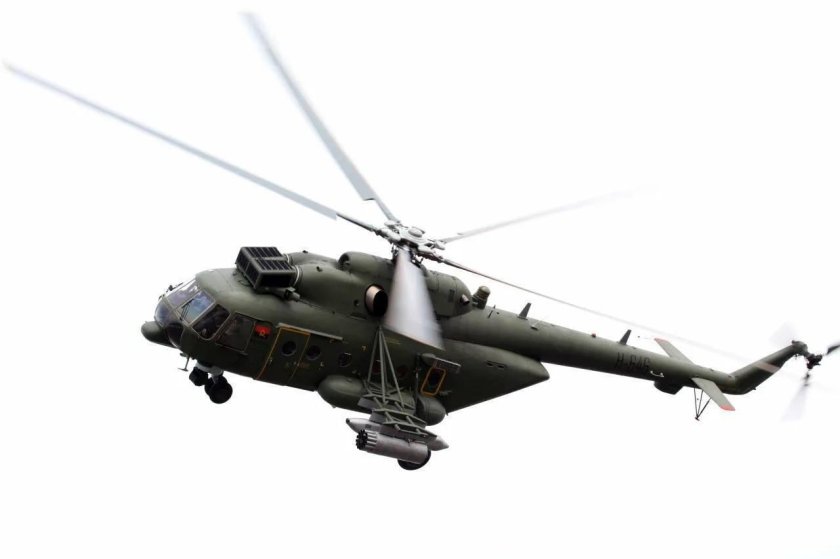 Военный вертолет на белом фоне