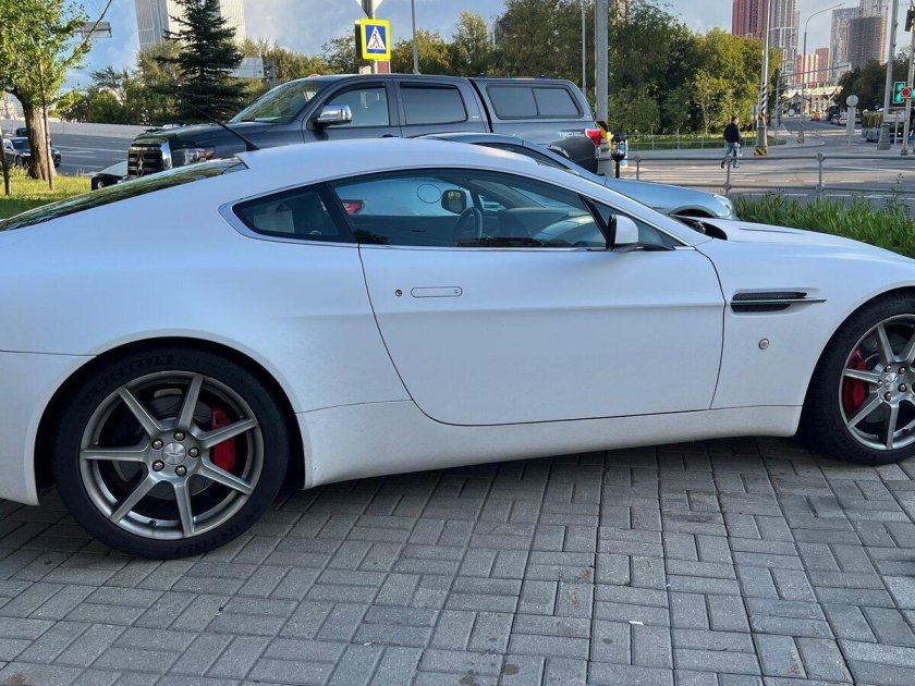 Aston martin v 12 vantage