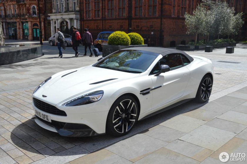 Астон Мартин белый