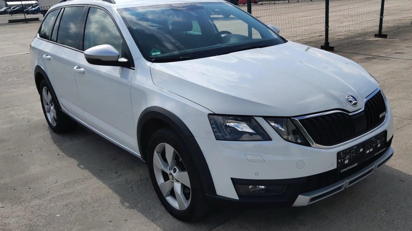 Шкода Октавия Скаут 2014 молдинг на дверь