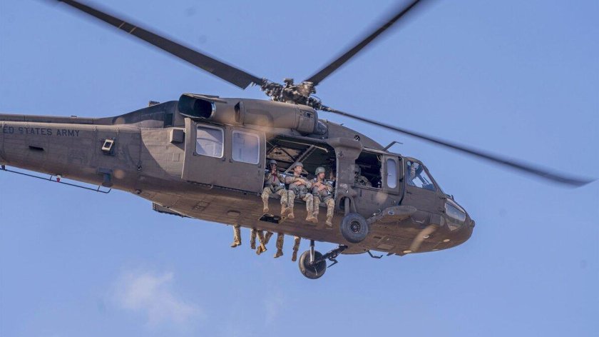 Вертолёт uh-60 Black Hawk