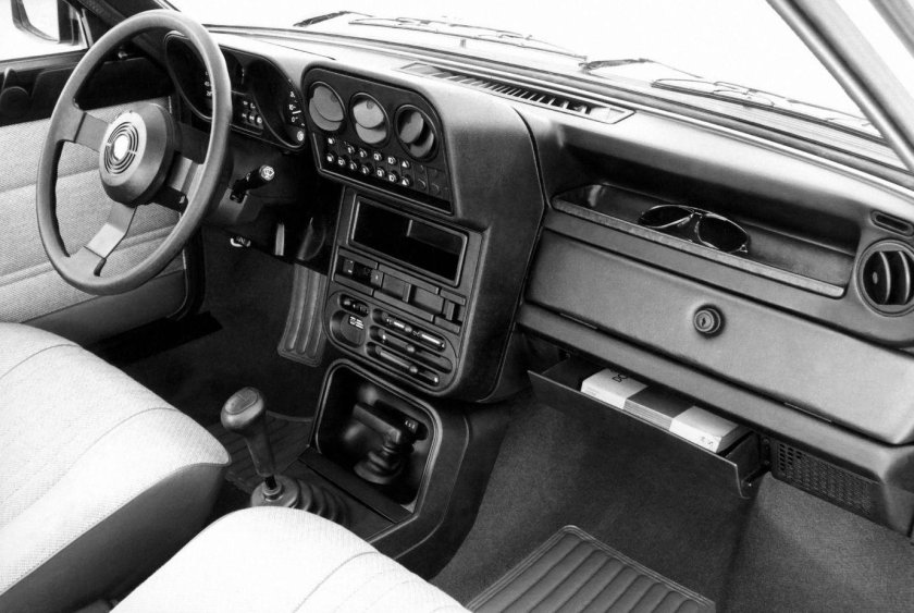 Альфа Ромео 33 салон