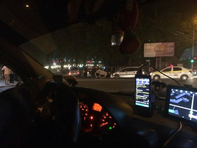 Внутри полицейской машины ночью