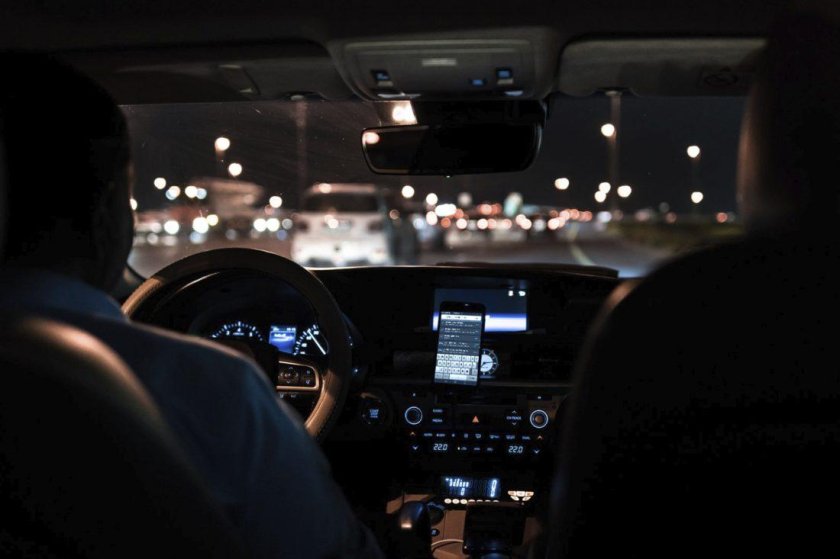 Вид с заднего сидения в машине