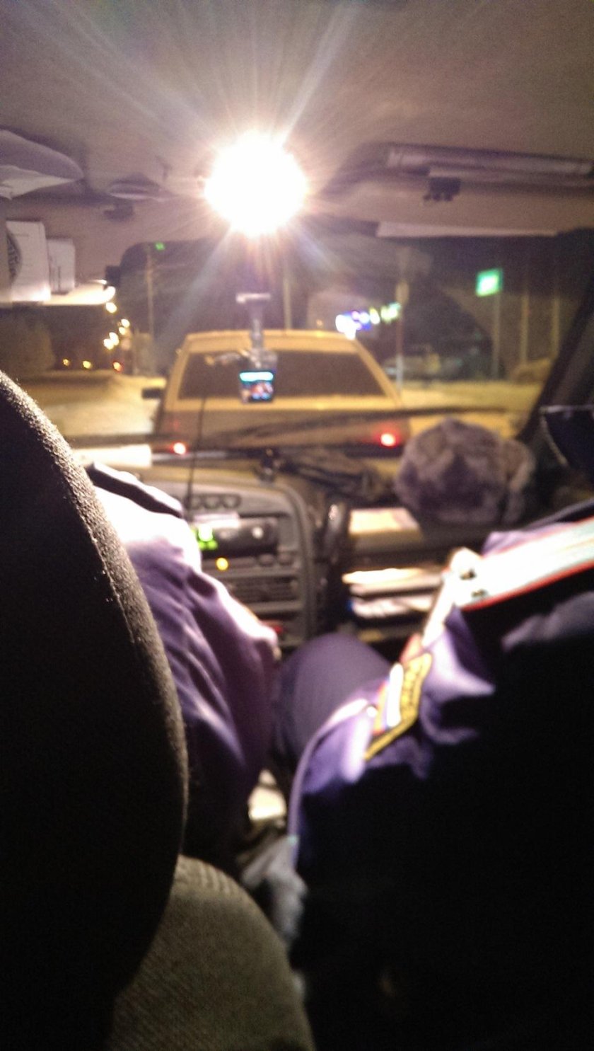 Внутри полицейской машины ночью