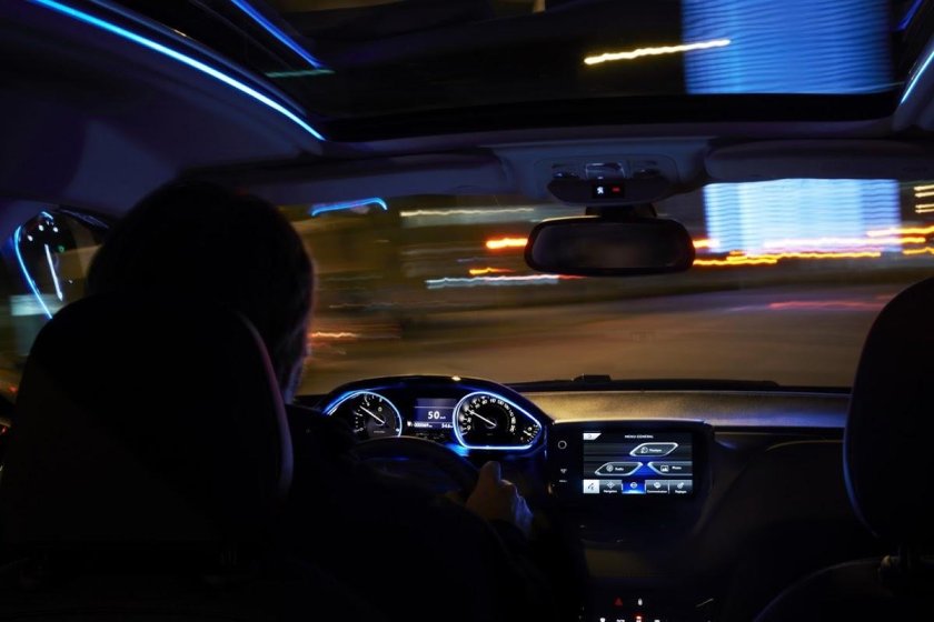 Салон машины ночью