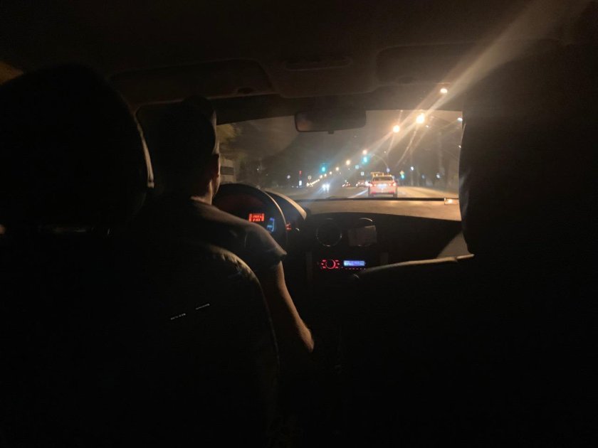 Вид с заднего сидения в машине ночью