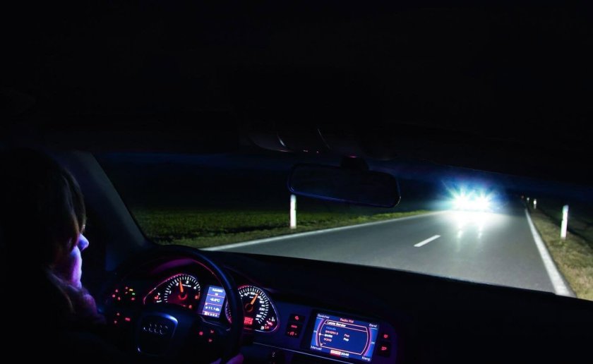 Свет от фар машины