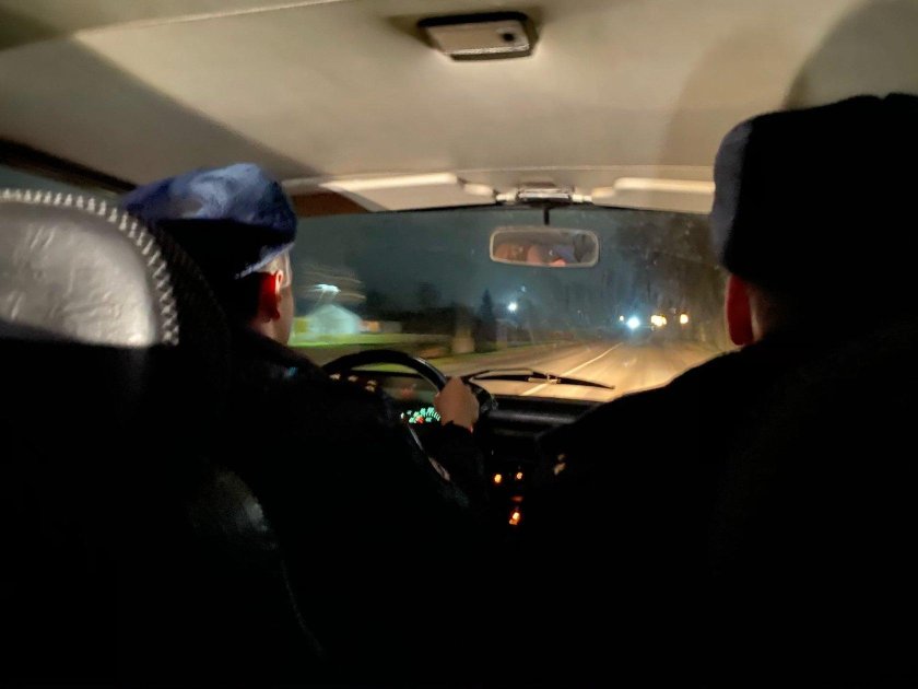 Внутри полицейской машины ночью