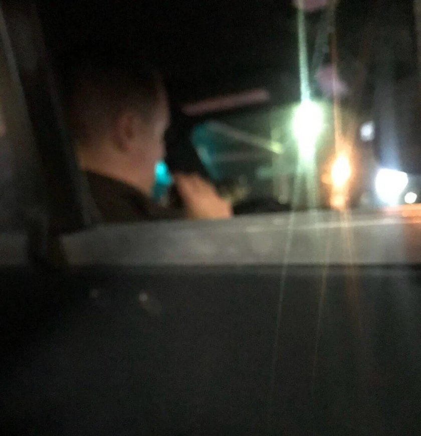 Внутри полицейской машины ночью