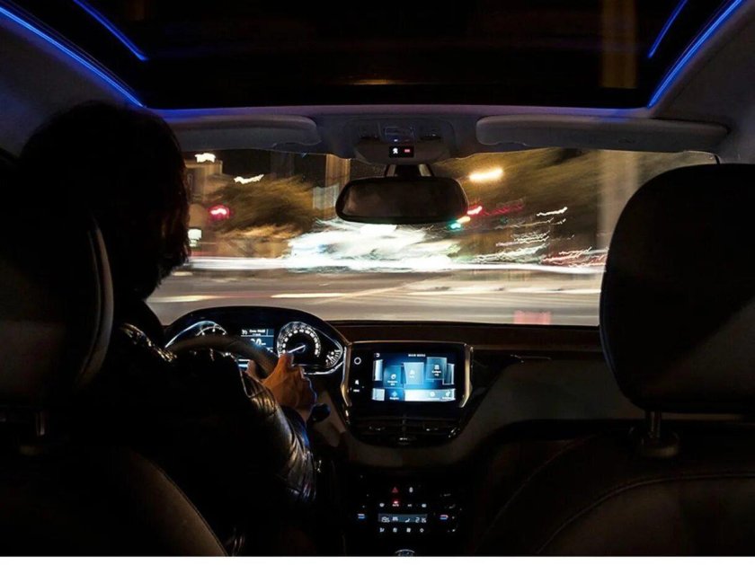 Салон машины ночью