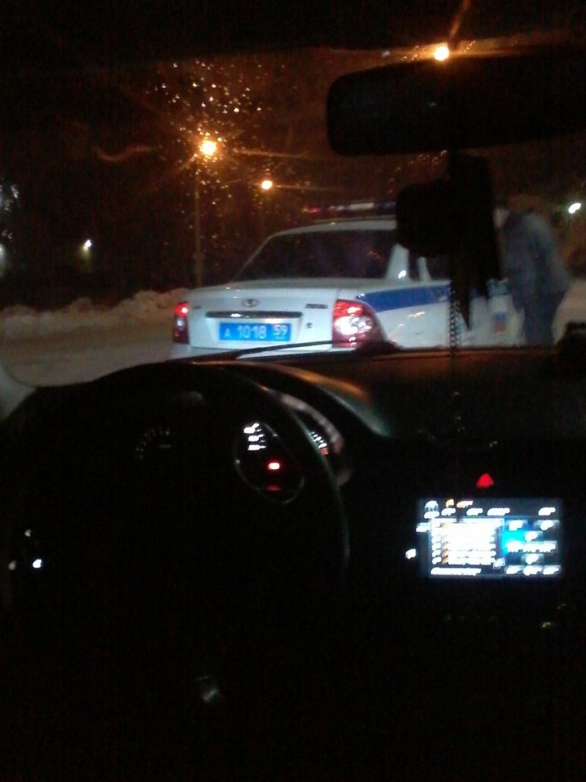 В машине полиции ночью