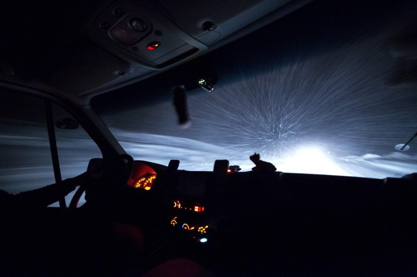 Машина ночью на дороге