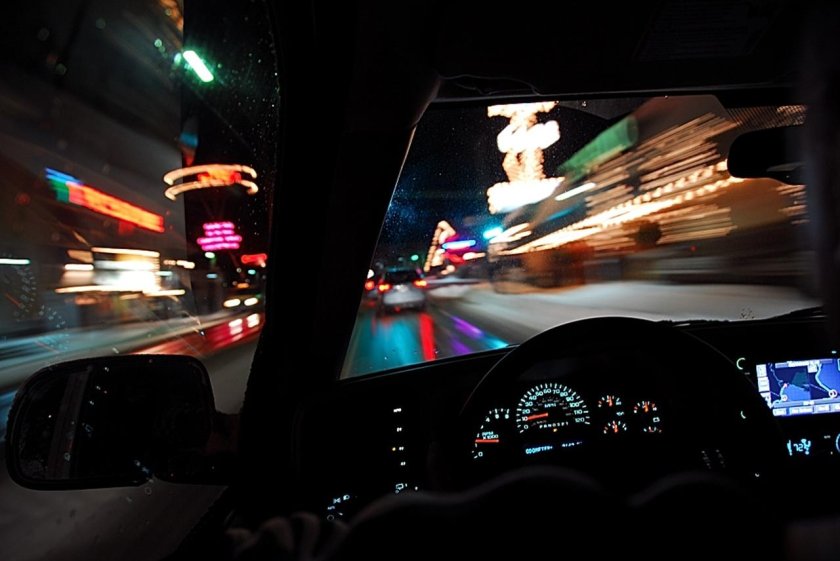 Вид из машины ночью