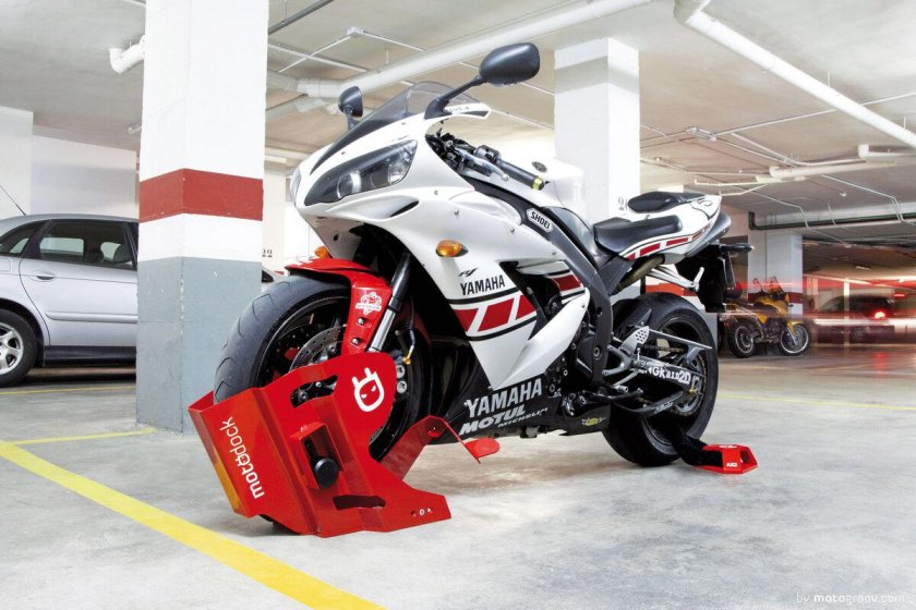 Мотоцикл в паркинге