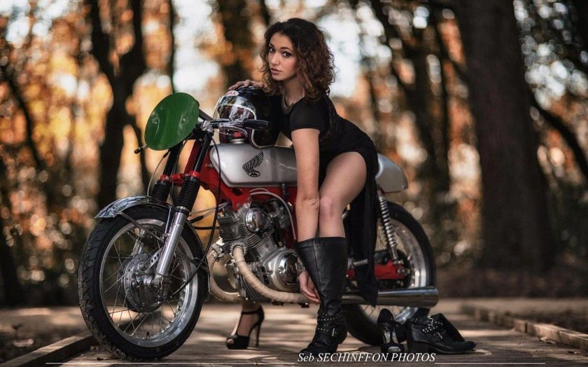 Фотосессия на мотоцикле девушки