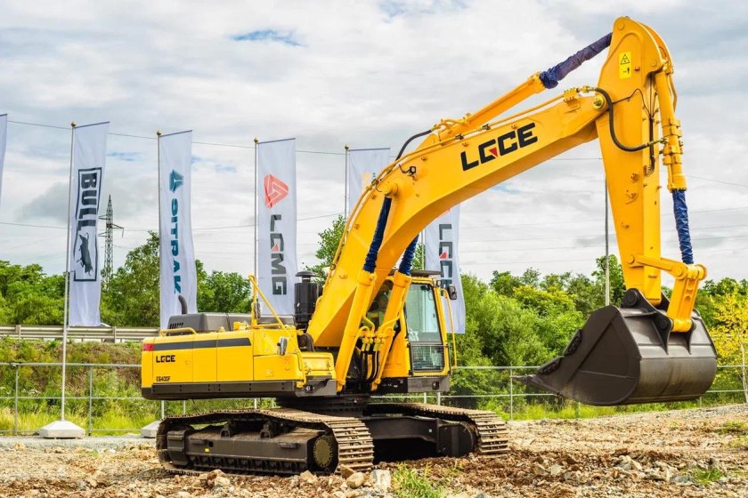 Строительная техника экскаватор