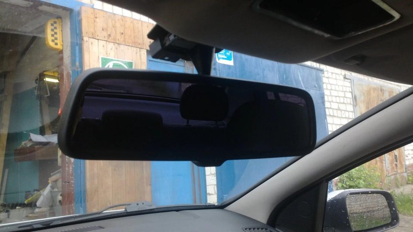 Электрохромное зеркало заднего вида Toyota