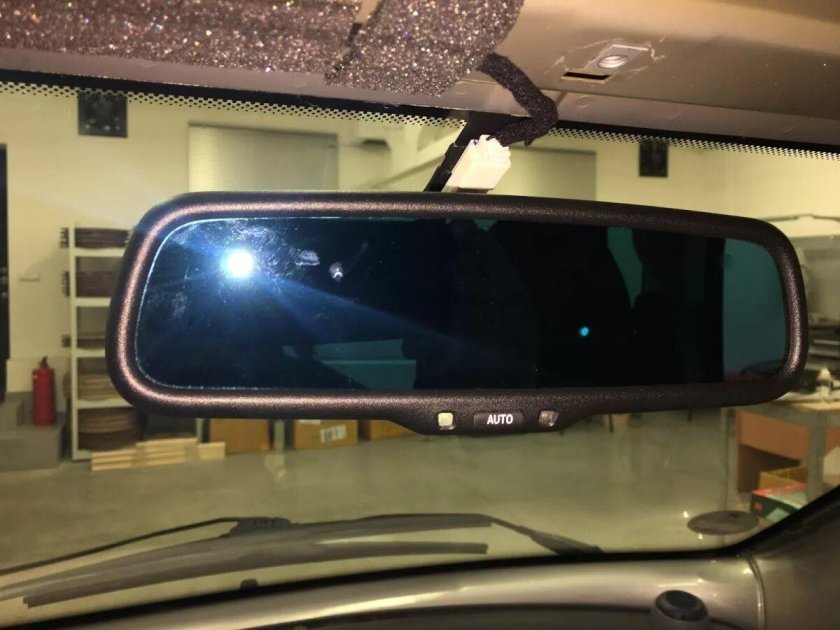 Зеркало заднего вида с автозатемнением