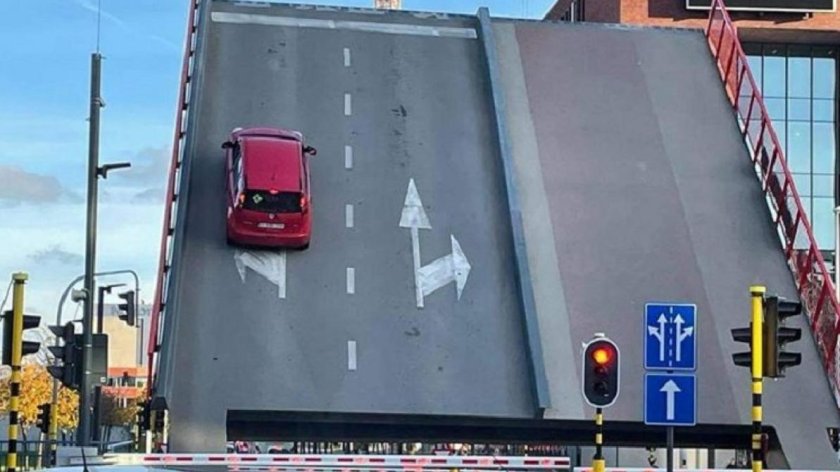 Машины на разводных Мостах