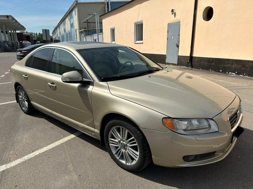 Вольво золотистая