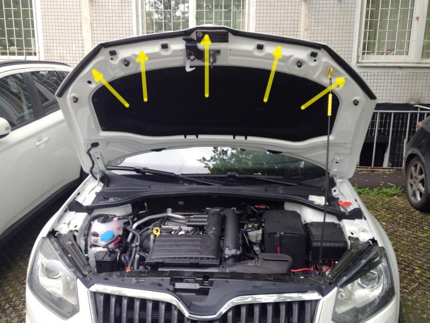 Skoda Yeti уплотнитель капота