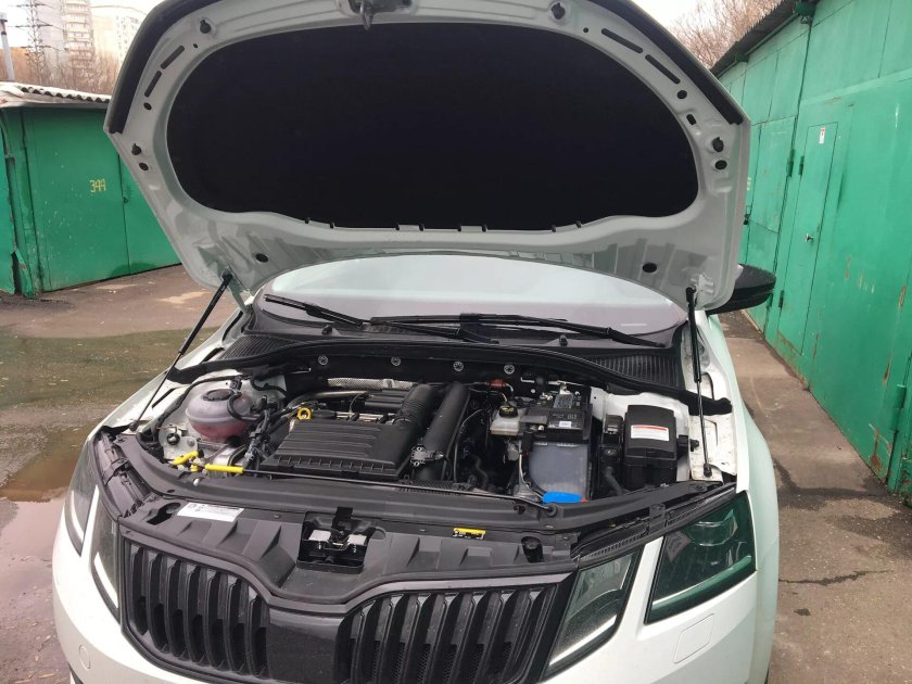 Октавия а7 открытый капот