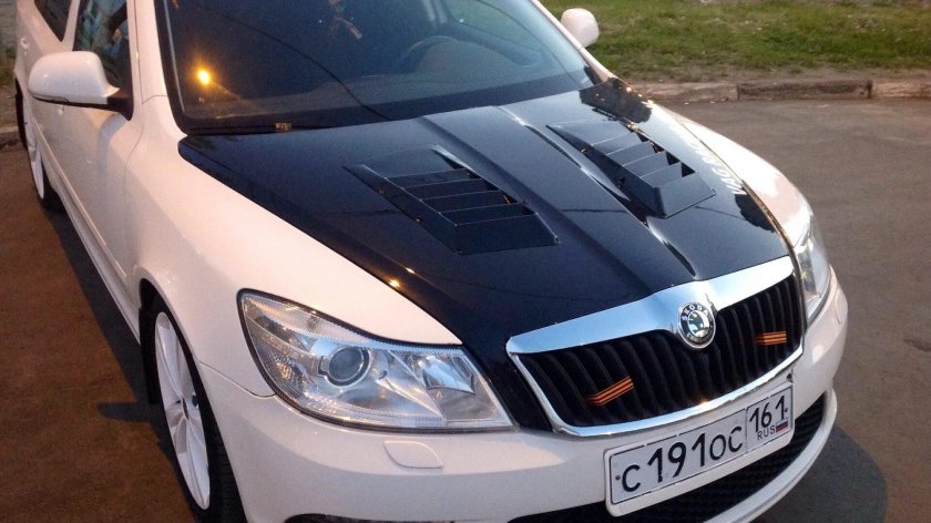 Шкода Октавия а5 с черной крышей
