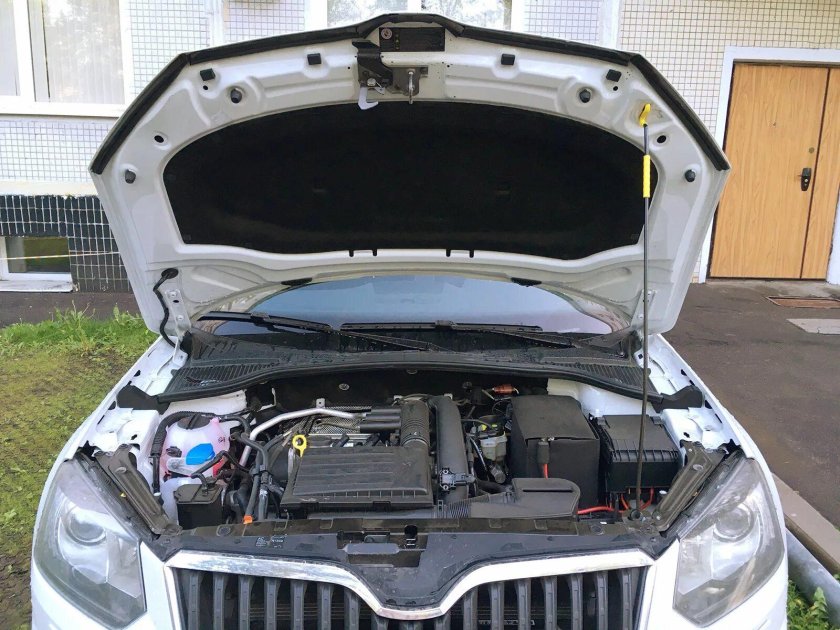 Уплотнитель капота Шкода Йети