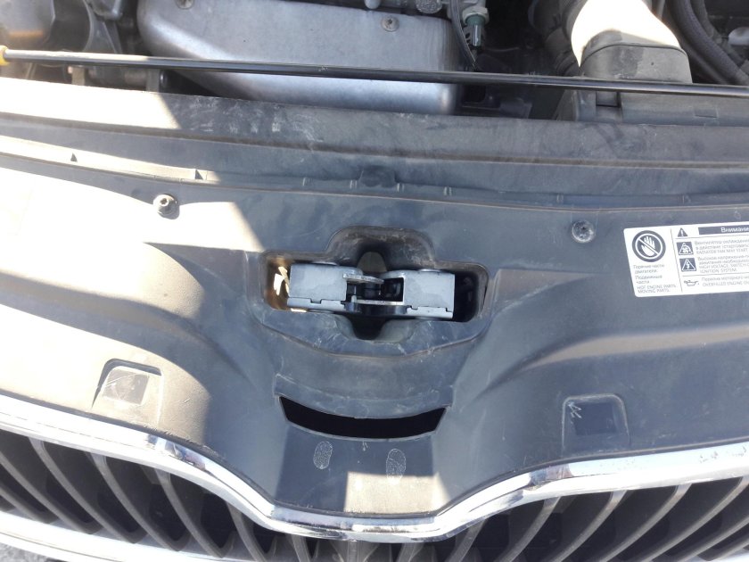 Замок капота Шкода Рапид 2