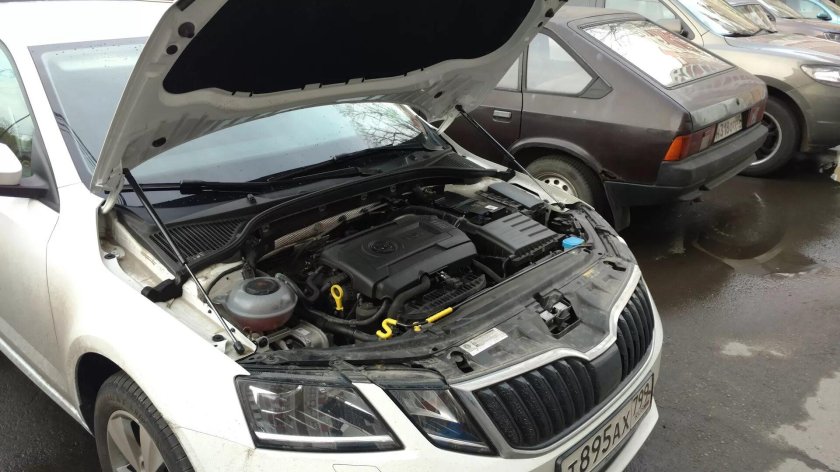 Октавия а7 открытый капот