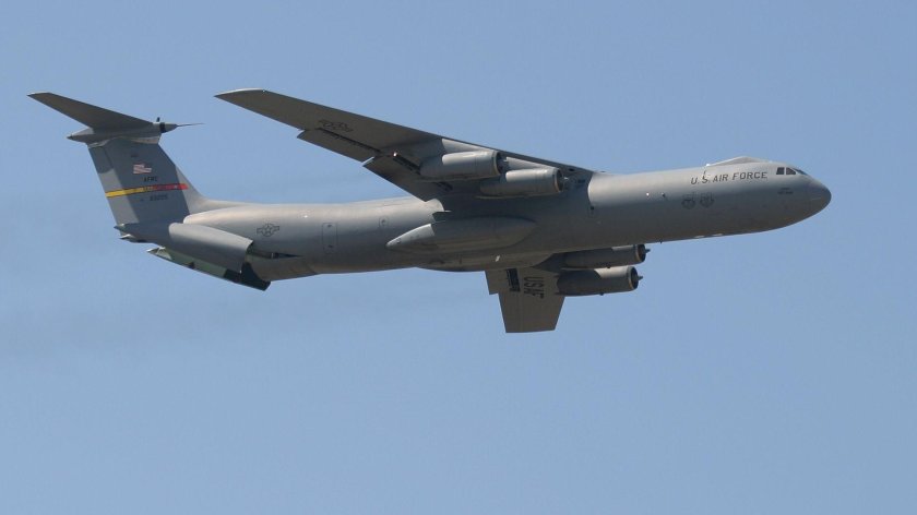 Самолет c-141b Starlifter