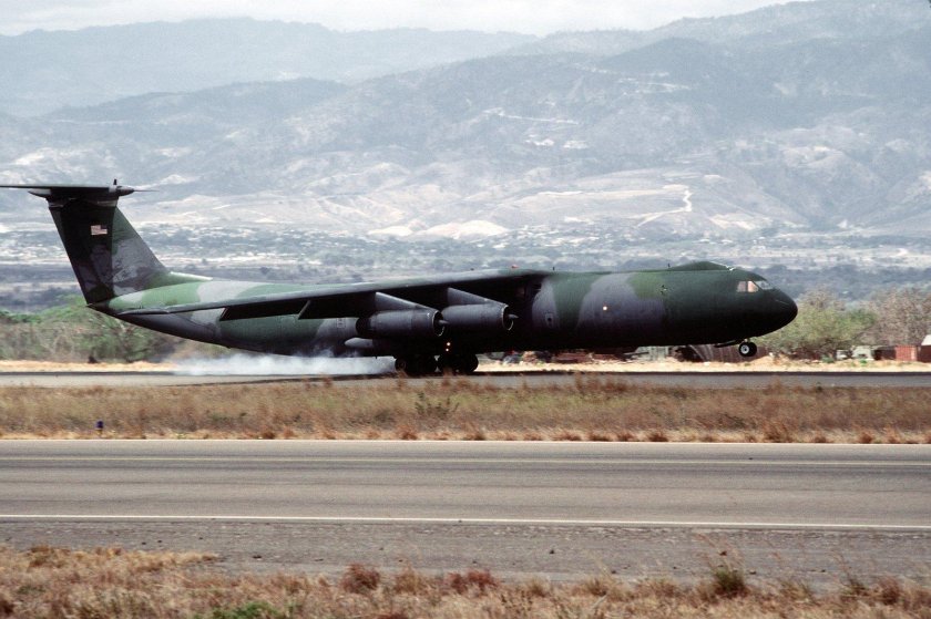 Lockheed c-141 Starlifter