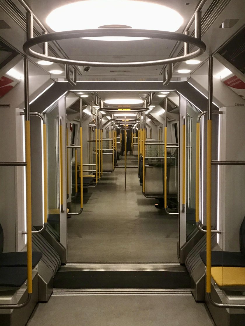 Метро поезд