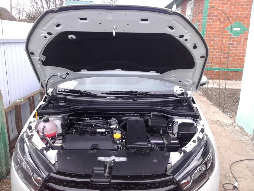 Лада Веста открытый капот