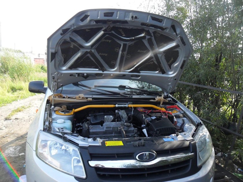 Лада Гранта открытый капот