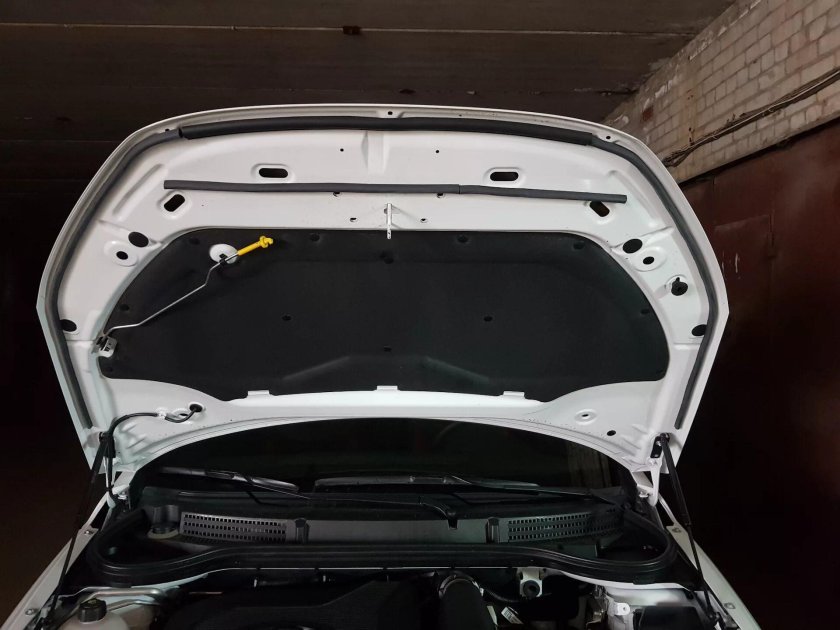 Уплотнитель капота Лада Веста