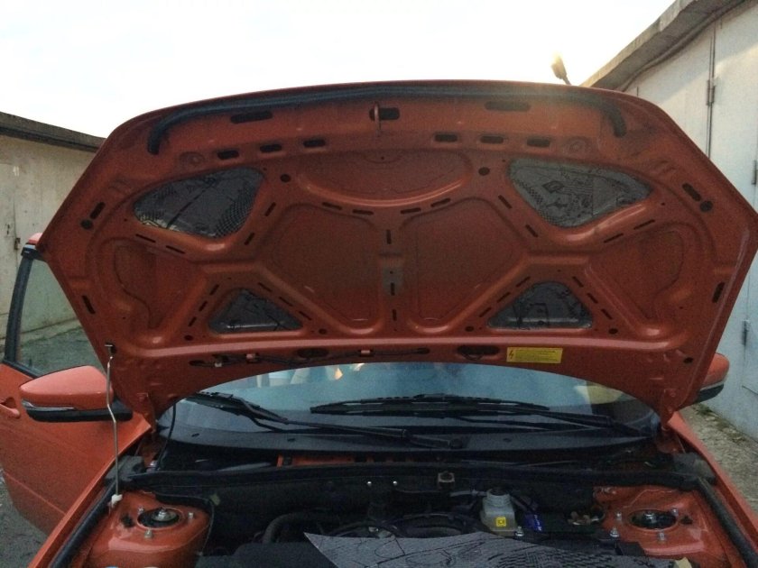 Шумоизоляция капота Lada 2190