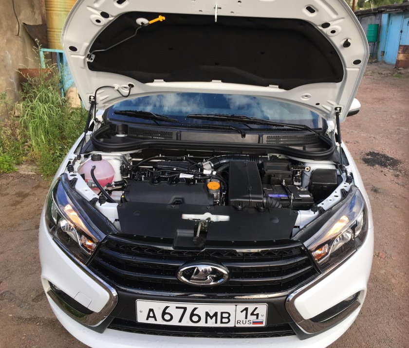 Лада Веста открытый капот